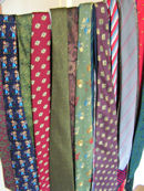 32 cravates à vendre pour le prix de 3